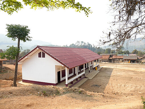 Modernes Schulgebäude aus Beton mit elektrischer Ausstattung in der Provinz Oudomxay, Laos