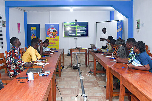 Raum mit Teilnehmenden einer Schulung, von Plan initiiert 