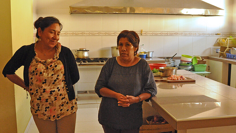 Heimleiterin Marlene Fernandez (links) und Erzieherin Sandra Viraca kümmern sich mit einer weiteren Kollegin um den Schutz der Mädchen.