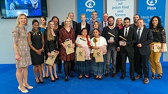 Plan-Gastgeber, Preisträger, prominente Ehrengäste, Jugendvertreterinnen und Jury-Mitglieder bei der Verleihung des Ulrich Wickert Preis 2014.