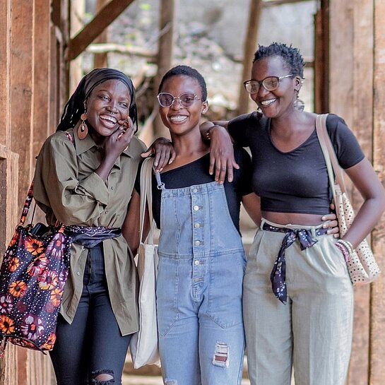 Drei Frauen aus der Kreativwerkstatt in Kenia