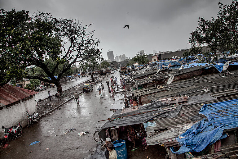 Verlassen und trostlos aussehendes Mumbai unter grauem Himmel