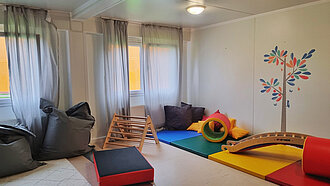 Ein kinderfreundlicher Raum mit Spielsachen und Sitzgelegenheiten