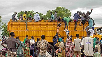 Ein Kind wird vom Lastwagen gereicht