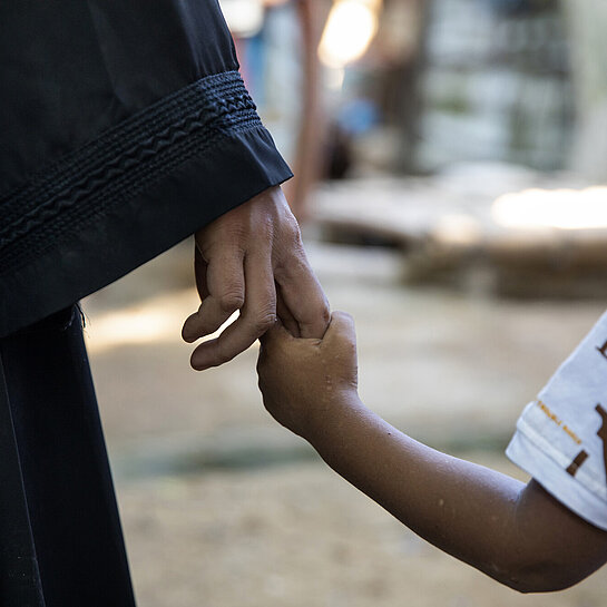 Nahaufnahme von den Händen einer Mutter mit Sohn