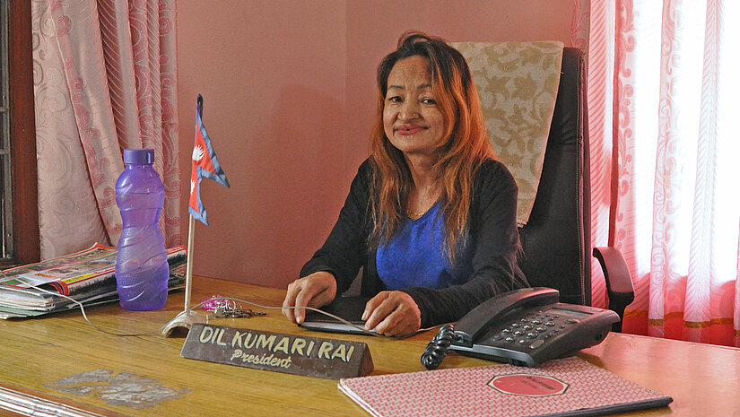 Die gehbehinderte Präsidentin der NCDWS, Dilkumari Rai. © Plan / Marc Tornow