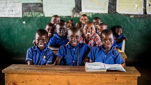 Schultische für neue Klassenzimmer in Uganda Schultische für neue Klassenzimmer in Uganda