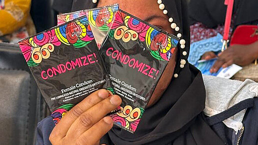 Frau hält Kondome in ihrer Hand