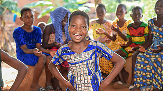 Anne tanzt im Kreis ihrer Gemeinde