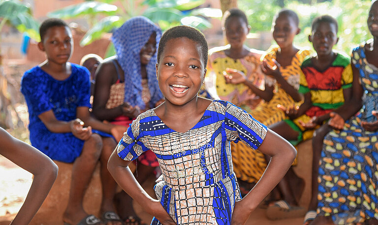 Anne tanzt im Kreis ihrer Gemeinde