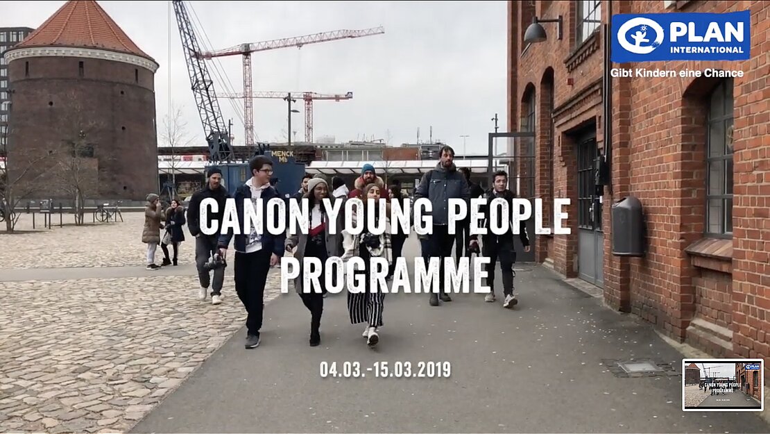 Video Jugendliche laufen durch Hamburg.