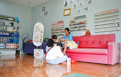 Drei Asiatinnen in einem geräumigen Friseursalon