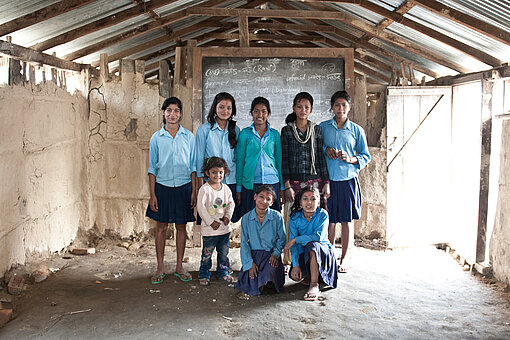 Schülerinnen im Klassenzimmer ihrer Schule
