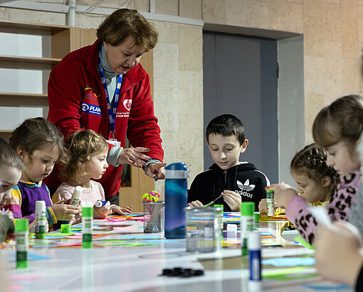 Die Kinder malen Kunsthandwerke im Kinderschutzraum 