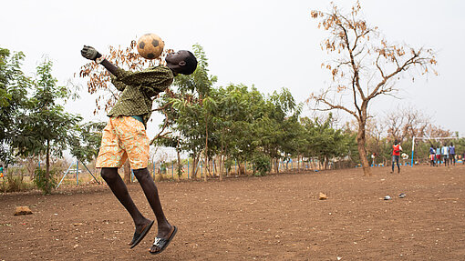 Nguot Jang nimmt einen Fußball mit der Brust an.