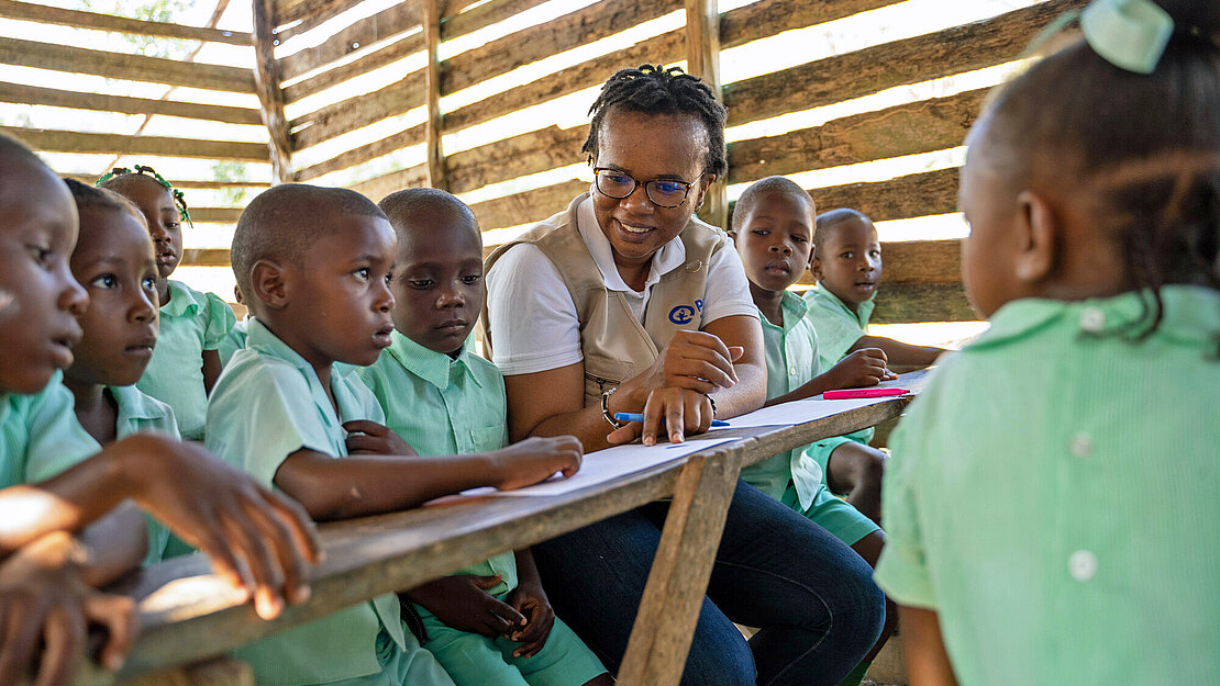 Marie D. Uwamahoroto, Plab-Bildungsexpertin in Notfällen, spricht mit Schulkindern in Haiti