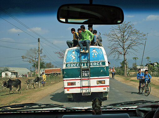 Eine Bus durchfährt das Terai-Gebiet im Südwesten Nepals