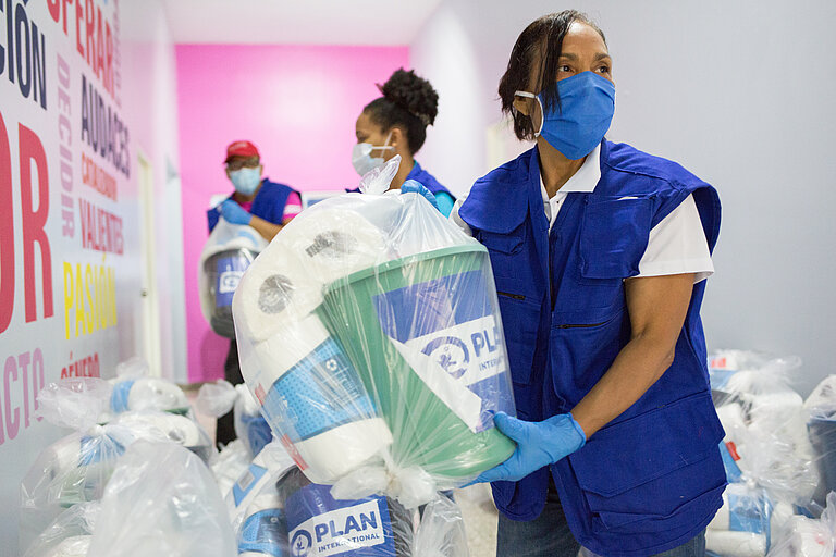 Mitarbeiter von Plan mit Hygienekits.
