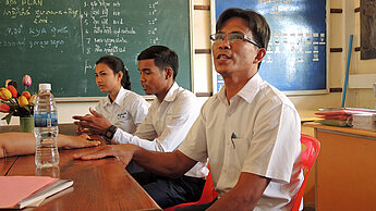Der Lehrer und heutige Schuldirektor Hong Eng Keang mit Schulkindern. © Foto: Plan/Marc Tornow