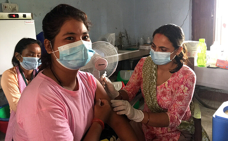 Wie hier in Nepal unterstützt Plan International weltweit Maßnahmen gegen Covid-19