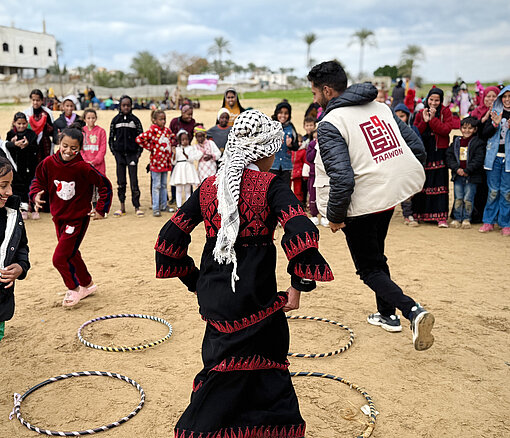 Kinder nehmen an Freizeitaktivitäten teil und vergessen für einen Moment den Krieg im Rahmen der Nothilfe in Gaza von Plan International
