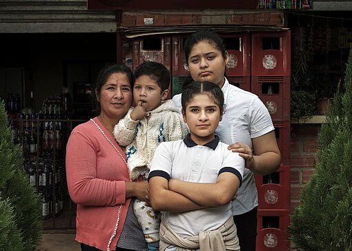 Mutter mit drei Kindern in Bolivien 