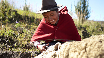 Eine junge Frau in Ecuador bei der Arbeit ©Plan International