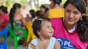 In den Kinderschutzzonen können Mädchen und Jungen unbeschwert spielen. © Plan International / Fabricio Morales