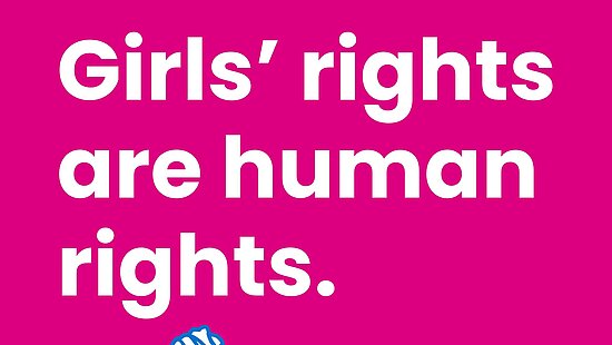 Pinke Grafik von Plan International zum Welt-Mädchentag. In weißen Buchstaben steht: ‚Girls’ rights are human rights.‘ Darunter eine Illustration eines Mädchens in Gelb und Blau, das mit der rechten Hand ein Peace-Zeichen zeigt und dabei lächelt. Unten das Logo vom Welt-Mädchentag mit Plan International.