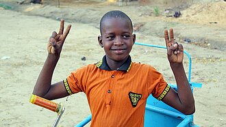 Ibrahim im Dreirad-Rollstuhl