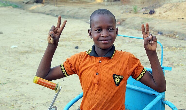 Ibrahim im Dreirad-Rollstuhl