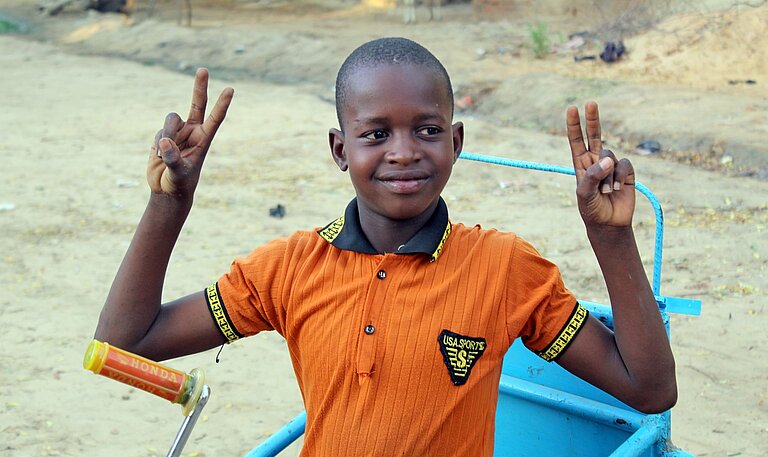 Ibrahim im Dreirad-Rollstuhl