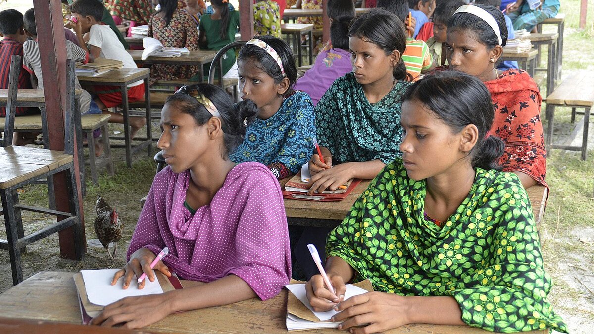 Gemeinde in Bangladesch schützt Schule vor Überschwemmung ...
