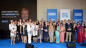 Abschlussfoto beim Ulrich Wickert Preis für Kinderrechte im Jahr 2016. © Plan / Alexander Schumann