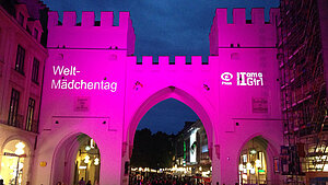 Das Karlstor in München ist pink beleuchtet.