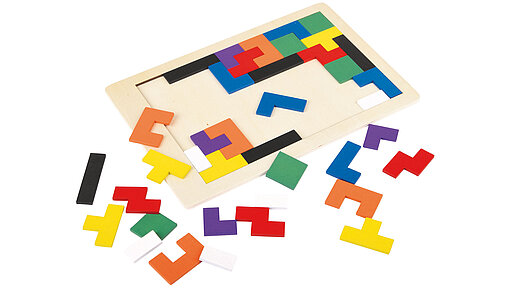 Holzrahmen mit graphischen Figuren in bunten Farben.