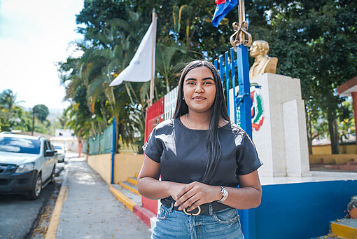 Porträt von Edith, die selbstbewusst in die Kamera lächelt