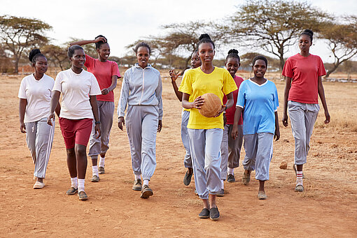 Gruppe junger Frauen draußen mit einem Basketball