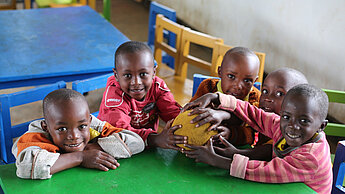 Der DLV unterstützt künftig Plans Projekt "Gute Bildung für Kinder" in Ruanda.