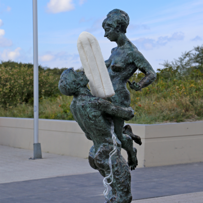 Zwischen den beiden Figuren der Liebespaar-Statue in Rostock klemmt ein riesiger Tampon