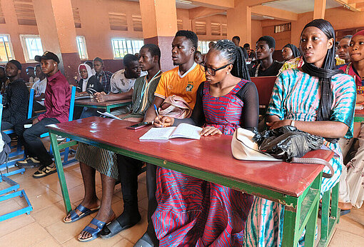 Yawa im Universitätsraum