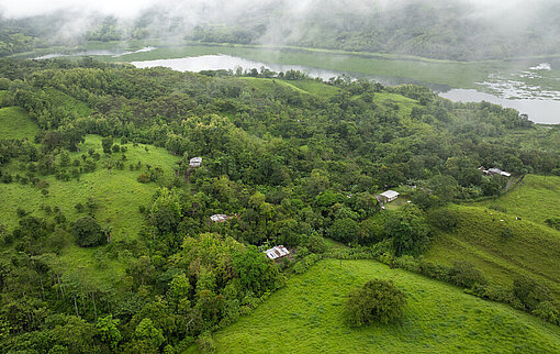 Blick auf die grüne Landschaft der Provinz Manabí in Ecuador, in der Mayra und ihre Familie leben.