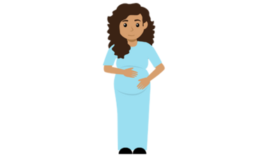 Eine junge schwangere Frau hält steht und hält sich den Bauch