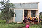 Kinder sitzen vor dem Gesundheitszentrum in Ura