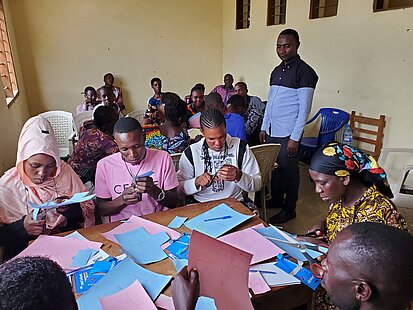 Menschen schneiden Schablonen für das Nähen von wiederverwendbaren Binden aus