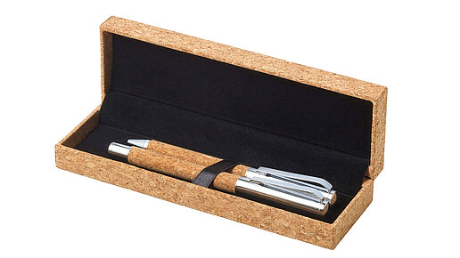 Kork-Etui aufgeklappt, innen schwarz. Die beiden Stifte sind aus Kork und silberfarbenden Metall.