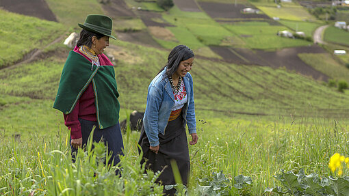 Erika mit ihrer Mutter in einem Feld.