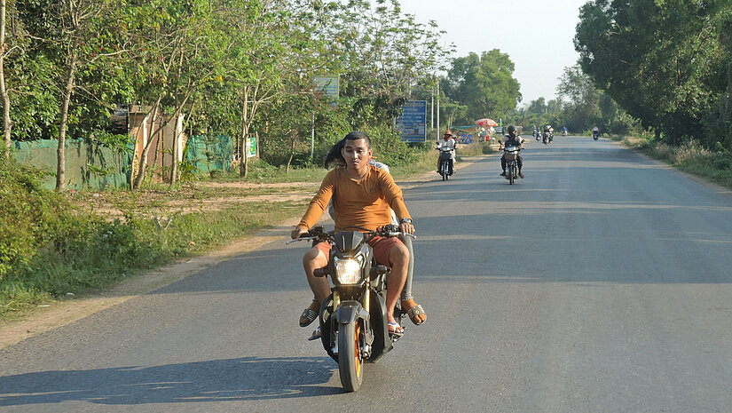 Mit dem Moped rollt die Kundschaft auch bei Vuth zum Einkauf vor. © Foto: Plan/Marc Tornow