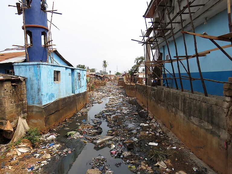 Vermüllter Fluss in den Slums von Freetown