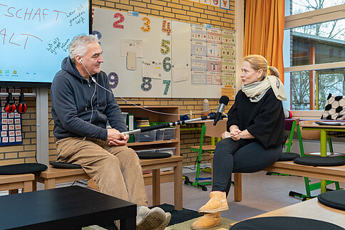 Journalist Thomas Samboll interviewt Klassenlehrerin Janine Neumann für den Deutschlandfunk.